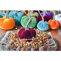 1 Kleiner Cabernet Seidensamt Kürbis, Herbst Dekor, Tischdekoration, Hausgemachte Rustikale Dekoration von TheVelvetHarvest