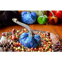 Brokat Kürbis in Blau Pfau, Größe S, Echter Stiel, Herbst Dekor, Tischdekoration, Hausgemachte Rustikale Dekoration Brokat Kürbis in Blau Pfau, Größe S, Echter Stiel, Herbst Dekor, Tischdekoration, Hausgemachte Rustikale Dekoration von TheVelvetHarvest
