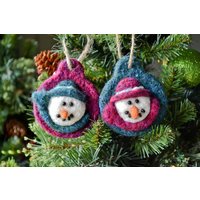 Nadelgefilzter Schneemann Weihnachtsschmuck, Set Von Zwei, Gefilzte Wolle, Rustikale Handgefertigte Dekoration, Weihnachtsbaum Dekoration von TheVelvetHarvest