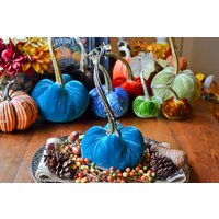 Seidensamt-Kürbis in Tiefem Türkis, Echter Kürbisstamm, Größe Medium, Herbstdekor, Tischdekoration, Selbstgemachte Rustikale Dekoration von TheVelvetHarvest