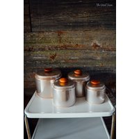 Vintage Kupfer Mirro Aluminium Cannisters 4Er Set, Küchengeschirr, Küche, Küchenkanister Vintage Kupfer Mirro Aluminium Cannisters 4Er Set, Küchengeschirr, Küche, Küchenkanister von TheVettelFarm