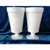 Milchglas Sockel Becher Trauben Muster Set Mit 2 Kelchen Milchglas Sockel Becher Trauben Muster Set Mit 2 Kelchen von TheVillageCorner