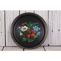 Vintage Runde Metalltablett Dekoratives Tablett Mit Blumen Altes Rotes Blumenmotive Serviertablett Handbemaltes Kleines von TheVintageEurope