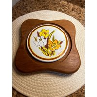 Goodwood Geblümter Untersetzer Aus Teakholz von TheVintageNarwhal