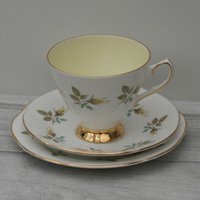 Clare Teetasse, Unterteller Und Teeteller. Vintage-Trio. Gelbe Rosenmuster. Wohndekor. Gastgeschenk von TheVintageTeaShoppe
