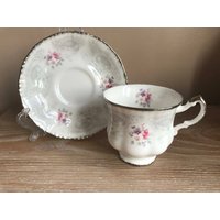 Paragon Brautspitze-Tee-Tasse Und Untertasse Mit Blumen, Wohnkultur von TheVintageTeaShoppe