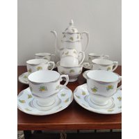 Roslyn Kaffee Set - Kaffeekanne, Milchkännchen, 6 X Tassen & Untertassen von TheVintageTeaShoppe