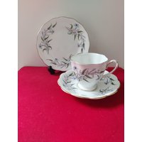 Royal Standard Trio, Teetasse Und Unterteller Teeteller Mit Kleinem Blumenmuster. Vintage Tasse Untertasse. Wohnkultur von TheVintageTeaShoppe