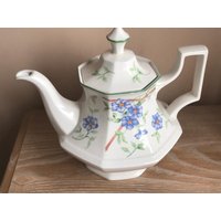 Teekanne Mit Blauen Blumenmuster, Hergestellt in England von TheVintageTeaShoppe