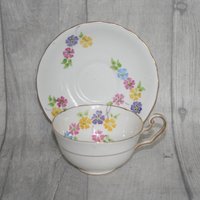 Victoria C & E Teacup Und Saucer. Wohndekoration. Florale Teetasse Saucer von TheVintageTeaShoppe