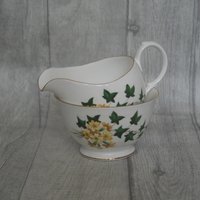 Zuckerschüssel Gainsborough Und Milchkrug Mit Gelbem Blumendesign. Made in England. Knochen China von TheVintageTeaShoppe