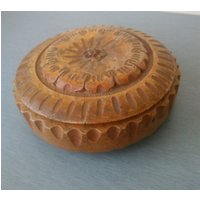 Jahrgang Runde Holzkiste/Hand - Geschnitzt Dekorative Geschnitzte Hölzerne Schmuckschatulle Holz-Box Mit Deckel Holz Geschnitzt von TheVintageTime