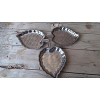 Set Mit 3 Metall-Blatt-Teller/Vintage Metallplatten Ate Teller Blatt Servierplatte Nuss Gerichte Candy Servierplatten von TheVintageTime