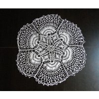 Weiße Gehäkelte Deckchen/Runde Tischdecke Vintage 19 Zoll Weiß Häkeldeckchen Für Haushaltswaren Handgefertigte Spitzendeckchen von TheVintageTime