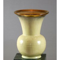 Vintage Art Deco Creme Vase Mit Vergoldetem Rand von TheVintageVaultLLC