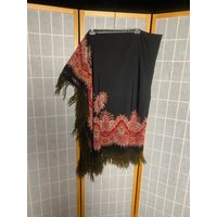 Antik Um 1860 Gekämmte Wolle Schwarz Und Rot Fransendecke, Tischdecke, Schal von TheVintageVenusShop
