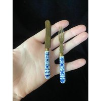Vintage 1940Er Messing Und Weiß Blau Porzellan Mini Gabel Messer von TheVintageVenusShop