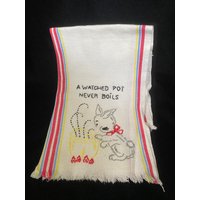 Vintage 50Er Jahre Weißes Besticktes Geschirrtuch, Ein Bewachter Topf Kocht Nie Mit Hasenhase von TheVintageVenusShop