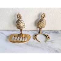 Vintage Messing Ananas Seifenschale Tassenhalter Set, Mitte Des Jahrhunderts Gold Tiki Tropical Badezimmer Set Dekor, Hollywood Regency Housewarming von TheVintageVesture