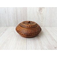 Vintage Holzschatulle Mit Gravur Handgefertigtes Schmuckstück, Erinnerungsbox Vintage Holzschatulle Mit Gravur Handgefertigtes Schmuckstück, Erinnerungsbox von TheVintagesTreasures