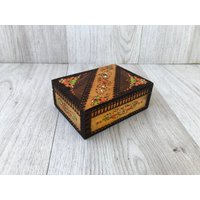 Vintage Holzkiste Trinket Box Handgefertigte Schmuck-Box Memory Pyrographed Sammler Home Dekor Geschenk Für Ihn/Sie von TheVintagesTreasures