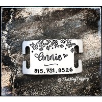 Girly Hundemarke - Stille Personalisiert Aufschiebbar Ohne Tonmarke Hundename Blumen Geschenkidee Für Hunde Schreibschrift von TheWagTaggery