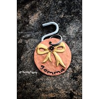 Girly Hundemarke Mit Hübscher Schleife ~ Aus Kupfer Und Messing Personalisierbar Namen Kontaktinformation Ihres Hundes Einzigartiger Hundeanhänger von TheWagTaggery