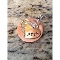 Personalisierter Hundeanhänger - Herzen Name Deines Hundes Handgestempelt Hunde-Id-Tag Hundename-Tag Metall-Hunde-Id-Tag Personalisiere von TheWagTaggery
