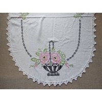 Handbestickter Tischläufer 23x37 von TheWishingWardrobe