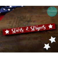 Stars & Stripes Hölzernes Regal Sitter Stern Patriotic Shelf Rustikal Amerika Schild Veterans Day Decor 4Th Juli von TheWoodenShutterShop