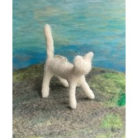 Weiße Katze Ornament, Gefilzte Handgemachte Weihnachtsdekoration, Schreibtisch Haustier, Katzen Liebhaber Geschenk von TheWoolTrunk