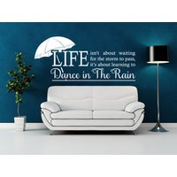Inspirierendes Zitat "Tanz Im Regen' Wandkunst, Aufkleber, Moderner Transfer Inspirierendes Zitat "Tanz Im Regen' Wandkunst, Aufkleber, Moderner Transfer von TheWorldOfWallArt