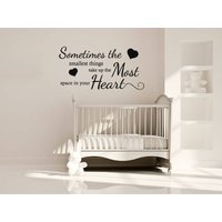 Kinderwand Zitat "Manchmal Die Kleinsten Dinge.". Wandbild Sticker, Vinyl Aufkleber Kinderwand Zitat "Manchmal Die Kleinsten Dinge.". Wandbild Sticker, Vinyl Aufkleber von TheWorldOfWallArt