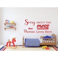 Personalisierter "Sorry About The Mess" Kunststicker, Vinyl Aufkleber, Moderner Transfer von TheWorldOfWallArt