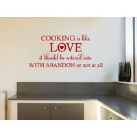 Wandspruch "Kochen Ist Wie Liebe..." Liebe Sticker Deko Transfer Wasserfest Tapete Zeitgenössisch Dekoratives Wohnaccessoire von TheWorldOfWallArt