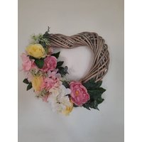Wunderschöner Rosa, Gelber Und Weißer Herzförmiger Blumen Kunstkranz von TheWreathStudioIE