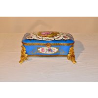 Sevres Stil Porzellan Fuß Kommode Box, Um 1920 von Thebigdustycupboard