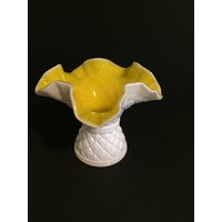 Kanawha Glass Co. Weißes Milchglas Mit Gelbem Überfangglas Diamant Quilted Muster Gekräuselte Top Vase von TheeEclecticElephant