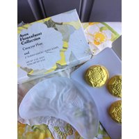 Ausverkauf Nib Vintage Avon Flowerfrost Kollektion, Halbmond Platte Und 3 Sonnige Zitrone Gast Seifen von ThelmasTreasuresShop
