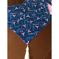 Brustkrebs Tischläufer Pinke Bänder Auf Blauer Baumwolle | 90x13 von ThemeRunners