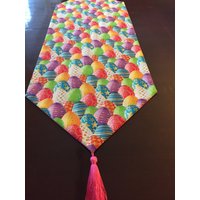 Bunter Osterei-Baumwolltischläufer Mit Pinken Quasten Bunter Osterei-Baumwolltischläufer Mit Pinken Quasten von ThemeRunners