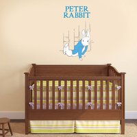 Offizieller Peter Rabbit Sneaking Under The Fence Wandaufkleber Wandbild Pb031 von ThemedUK