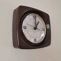 Vintage Braune Wanduhr /Gorenje 70Er Jahre Jugoslawien/ Space Age Uhr/ Kunststoff /Mid Century Modern /Vintage von ThenandnowByJovana