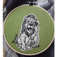 Der Zauberer Von Oz - Feige Löwe Stickrahmen von TheodorasBazaar