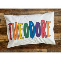 Regenbogen Name Kleinkind Kissenbezug - Benutzerdefinierte Jungen Krippe Kissen von TheosLane