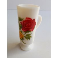 Avon Milchglas Oder Espresso Tasse Bud Vase Mit Roten Und Gelben Rosen von ThereAndBackVintage