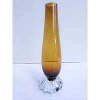 Bernsteinfarbene Budvase Aus Bernsteinfarbenem Glas Mit Bauschigem Klarglas Fuß von ThereAndBackVintage