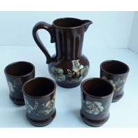 Blumenkeramik-Krug Mit 4 Tassen - Braun Glasiertes Terrakotta-Teekannen-Set Blumenkeramik-Krug Mit 4 Tassen - Braun Glasiertes Terrakotta-Teekannen-Set von ThereAndBackVintage