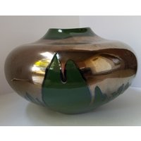 Große Runde Glänzende Grüne Vase Mit Glänzender Bronzetropfenkette Von Haeger-Fed Ex-Versand Kann Kleiner Sein-Postleitzahl Für Zitat von ThereAndBackVintage