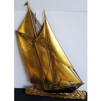 Großes 1972 Gold Mit Schwarzem Hartplastik Segelboot Wanddekor Von Dart, Inc. Made in Usa von ThereAndBackVintage